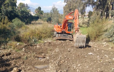 Limpian el cauce del río Guadaiza para que no se taponen los puentes