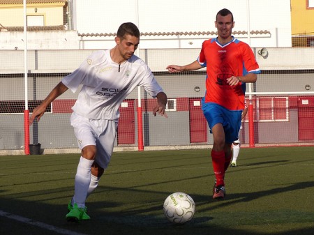 El Atlético Marbella salva un punto en el añadido con uno menos (2-2)