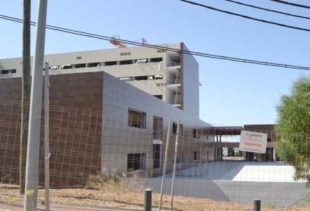 La Junta recuerda que Ángeles Muñoz paró las obras del Hospital