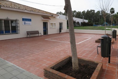 Acondicionan la plaza junto al Centro de Mayores de Nueva Andalucía