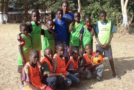 El Atlético Marbellí inicia una campaña para recoger ropa para Malawi
