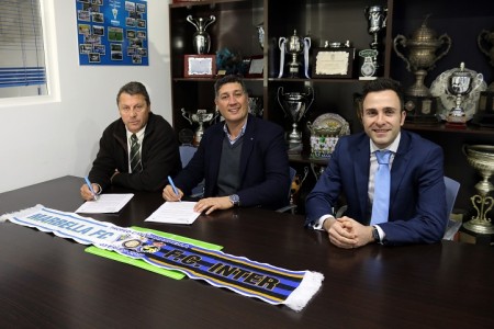 Marbella FC y Correos cierran un acuerdo para la venta online de los productos del club