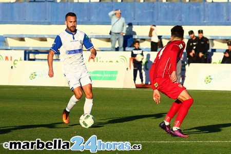 El extremo Asier Goti consigue el gol 400 del Marbella en Segunda B