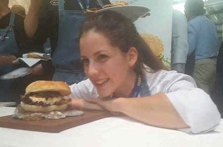 Una sampedreña revoluciona Madrid con su original bocata de calamares