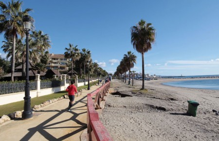 Marbella pide a Costas que recupere la playa de Nueva Andalucía