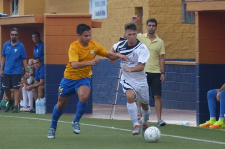Una mala primera parte en Benamiel condena al Atlético Marbella (2-0)