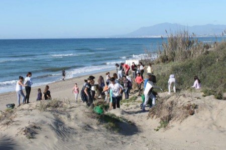 Escolares ayudan a eliminar especies invasoras a la asociación Pro Dunas
