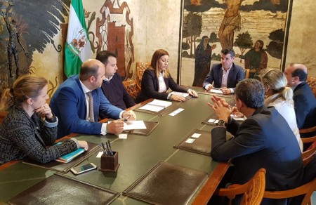 Marbella aborda con Cajasur la colaboración en materia de vivienda