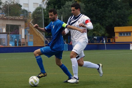 Los Compadres se lleva un intenso derbi ante el Atlético Marbella (1-2)