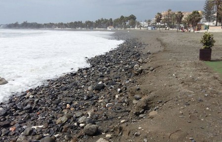 El temporal de levante vuelve a destrozar las playas de Marbella