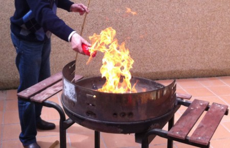 Una empresa marbellí distribuirá en Europa combustible para barbacoas