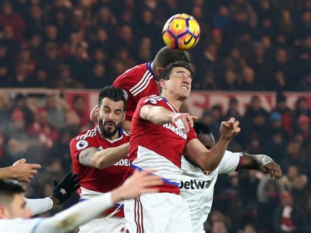 Bernardo Espinosa vuelve a ser clave en el empate del Middlesbrough