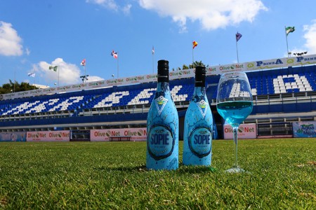 El Marbella presenta un novedoso vino azul “ligero y de baja graduación"