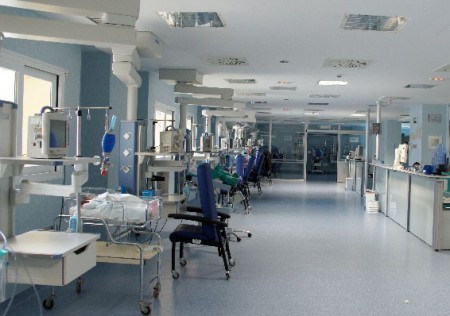 Ocho meses de cárcel por agredir a dos trabajadores del Hospital