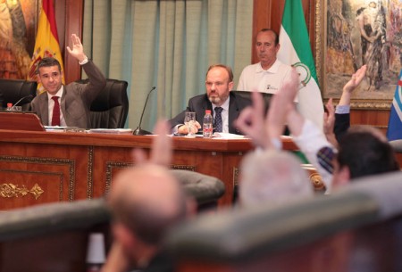 El pleno recupera la memoria de los maestros de la República en Marbella