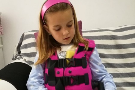 La pequeña Paola ya tiene el chaleco que mejora su calidad de vida