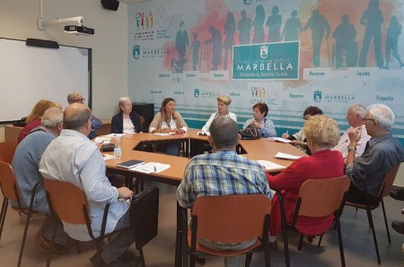 Los mayores organizan la caseta que tendrán un año más en la Feria