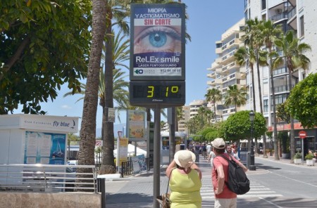 El terral dispara los termómetros en Marbella hasta los 30 grados