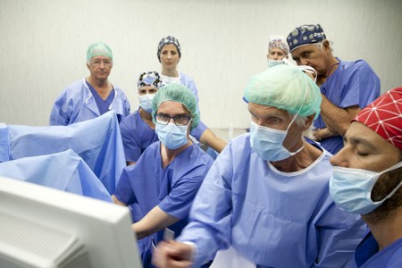 Hospital Ochoa realiza con éxito la primera operación de cáncer de próstata sin extirpar la glándula