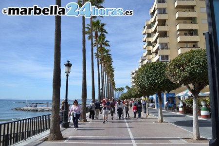 Rescatado un hombre en Marbella que se quedó clavado en una reja