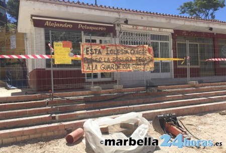 El cura de Divina Pastora llama a la Guardia Civil para retirar una pancarta