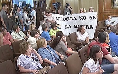 Vecinos de Divina Pastora y el PP montan el número en el pleno