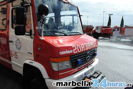 Cinco bomberos fuera de servicio extinguen un incendio en Cabopino