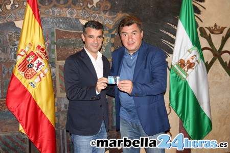 El alcalde anima a la afición a sacarse el abono del Marbella FC