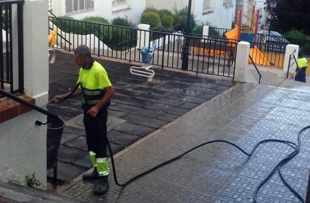 Marbella impulsa el baldeo manual en los barrios y en el Casco Antiguo