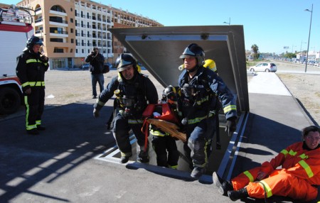 Bomberos de Marbella rescatan a dos personas en la carretera de Ojén
