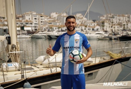 El Málaga CF presenta al delantero Borja Bastón en Puerto Banús
