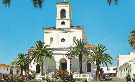 San Pedro recupera la imagen histórica de las tres palmeras delante de la iglesia
