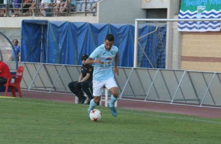 El marbellí Fernando Velasco marca en la primera victoria de El Ejido