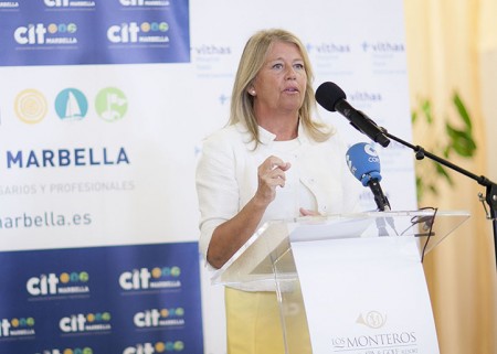 Muñoz ataca la gestión del tripartito en presencia de Piña y de los empresarios
