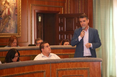El pleno aprueba continuar los trámites para la igualdad salarial de los Oales