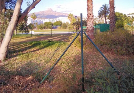 El PSOE exige que se ejecute el vallado del polideportivo de Nueva Andalucía