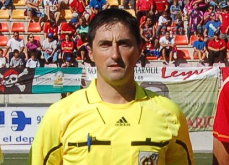 Al árbitro Arias Madrid ya se le olvidó expulsar a un jugador en 2013