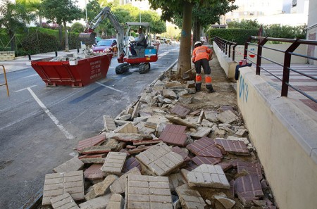 El Ayuntamiento actúa en el acerado de la calle Alfredo Palma de Marbella