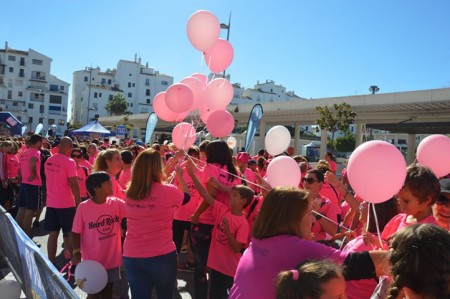 Unas 1.500 personas tiñen de rosa Puerto Banús en la carrera Pinktober