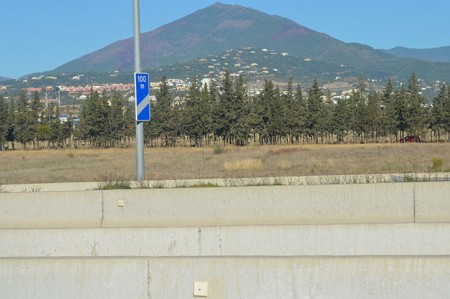 El PSOE pide que se adecente la mediana de Puerto Banús a San Pedro