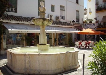 El Ayuntamiento restaurará la fuente de la plaza de Los Naranjos de Marbella