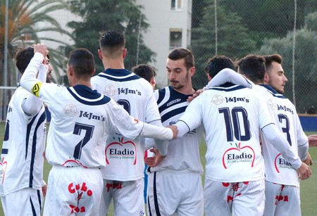 El Atlético Marbella se da una alegría ante La Cala en el fin de año (4-0)