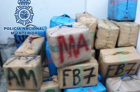 Incautan una tonelada de hachís en Los Barrios transportada en dos vehículos robados en Marbella
