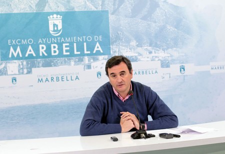El portavoz del Ayuntamiento agradece que la lluvia limpie Marbella