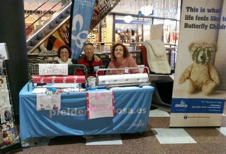 Debra Piel de Mariposa recauda 7.000 euros envolviendo regalos en FNAC
