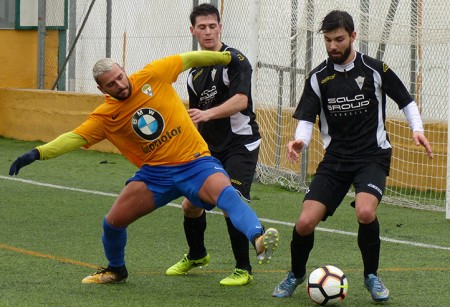 El Atlético Marbella cierra la primera vuelta con derrota en Benamiel (2-1)