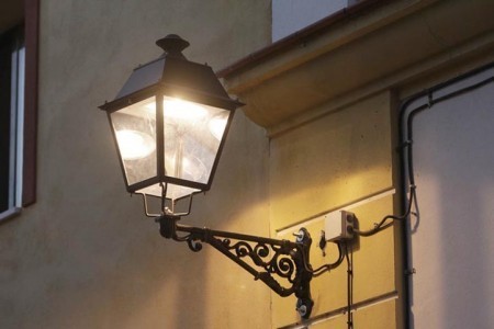 Un tribunal paraliza la externalización del servicio de alumbrado en Marbella