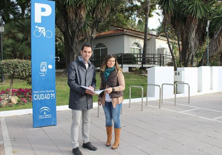 IU critica al PP por "inundar" Marbella de bicicletas "sin control"  