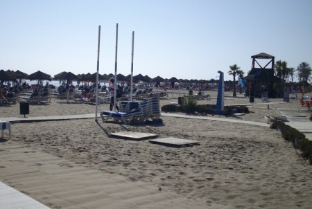 Aparece un cadáver en el mar frente al puerto de Cabopino en Marbella
