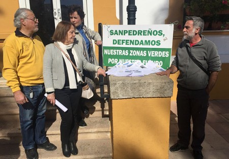 Entregan las primeras 1.400 firmas a favor del palmeral de San Pedro